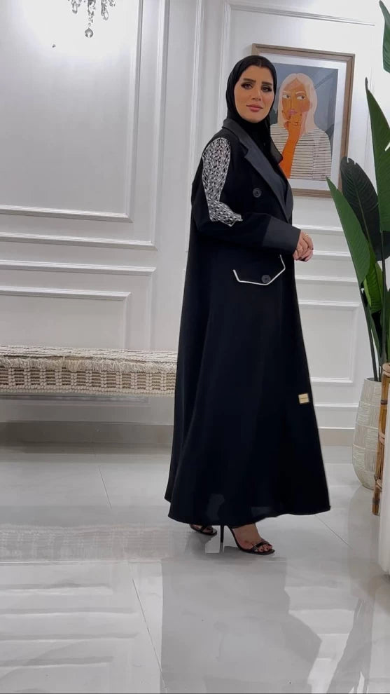 عباية كريب سوداء مع تطريز IB251 
