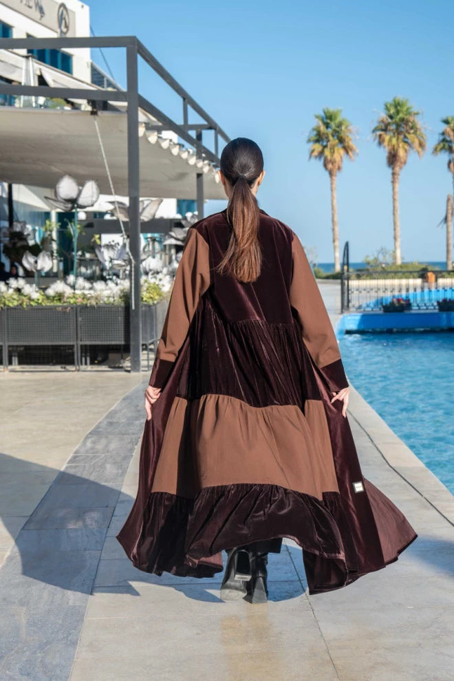 عباية من الكريب المخملي مع المخمل الحريري والكريب باللون البني IB270 