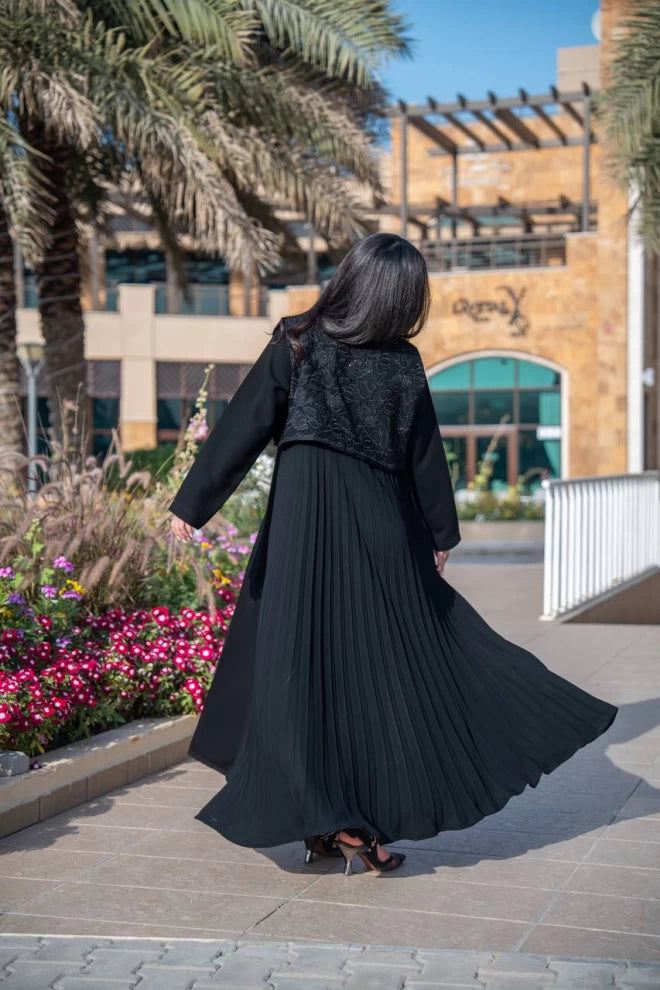 عباية من الكريب الكوبي مع بوليرو من الدانتيل الأسود C:IB311 