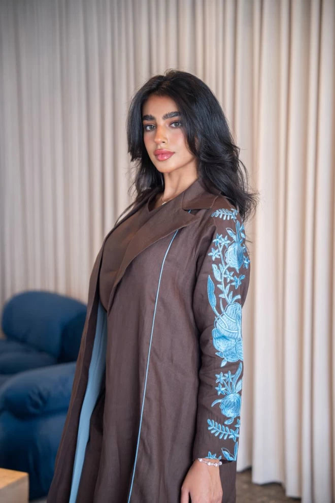 عباية بليزر بنية اللون مع تطريز، مصنوعة من الكتان الطبيعي C:IB331 بني 
