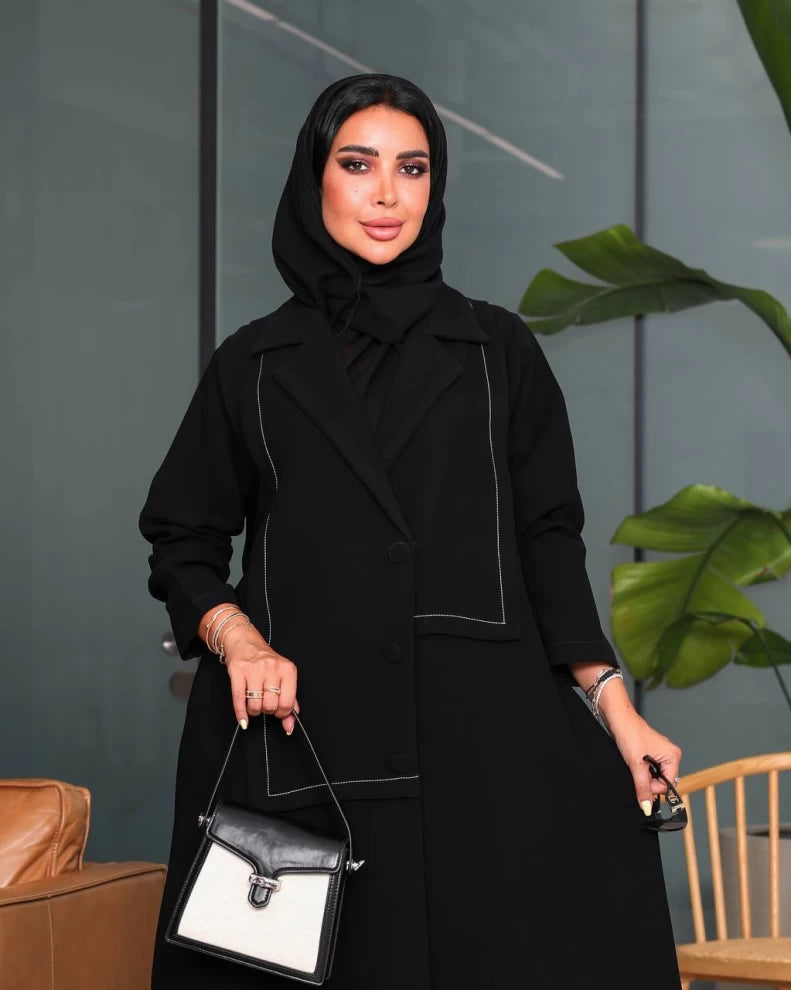 عباية كريب سوداء بأزرار أمامية IB217 