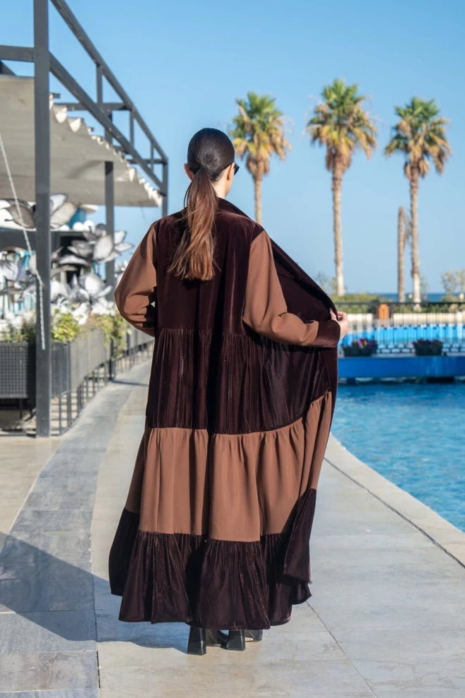 عباية من الكريب المخملي مع المخمل الحريري والكريب باللون البني IB270 