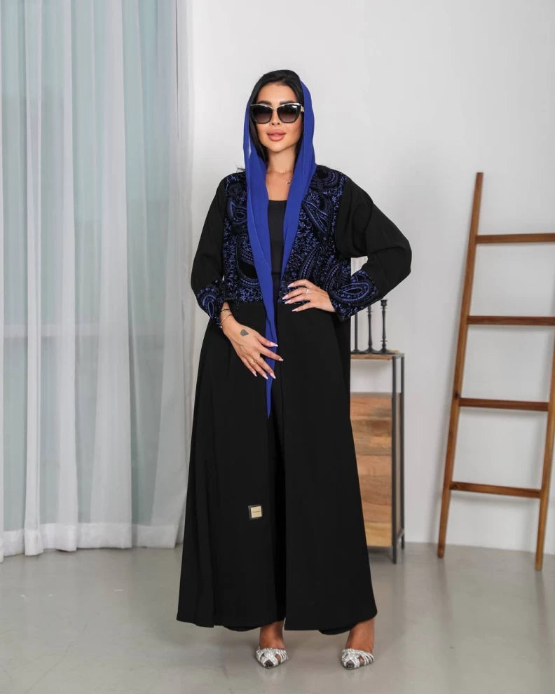 عباية كريب سوداء مع مخمل مطرز باللون الأزرق IB253 أزرق 
