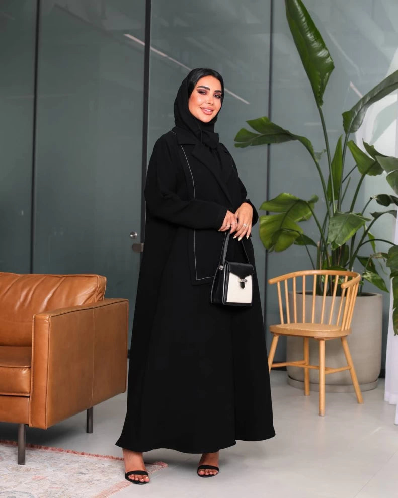 عباية كريب سوداء بأزرار أمامية IB217 