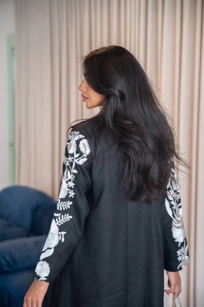 عباية بليزر من الكتان الطبيعي باللون الأسود مع تطريز C:IB331 أسود 