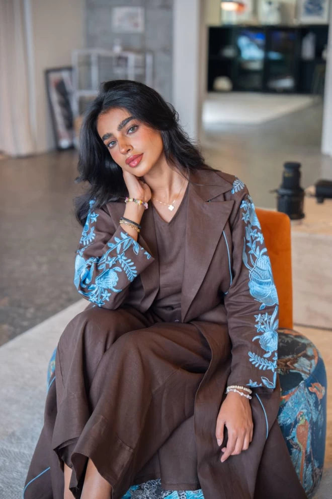 عباية بليزر بنية اللون مع تطريز، مصنوعة من الكتان الطبيعي C:IB331 بني 