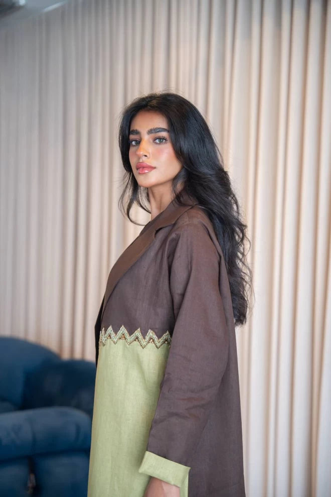 عباية بليزر باللون البني والفستقي من الكتان مع تطريز يدوي C:IB332 