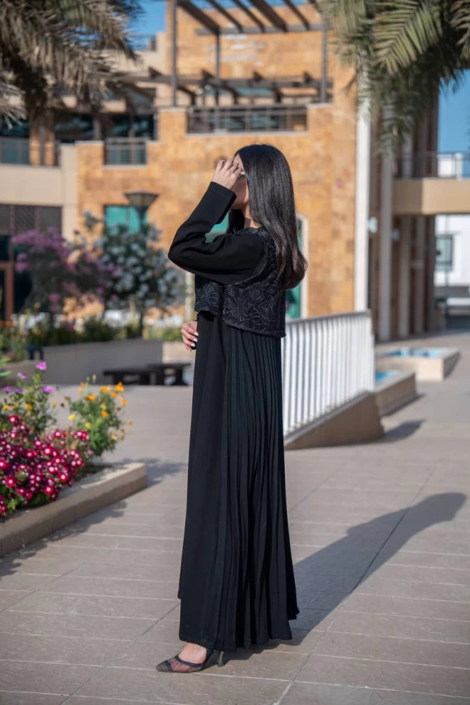 عباية من الكريب الكوبي مع بوليرو من الدانتيل الأسود C:IB311 