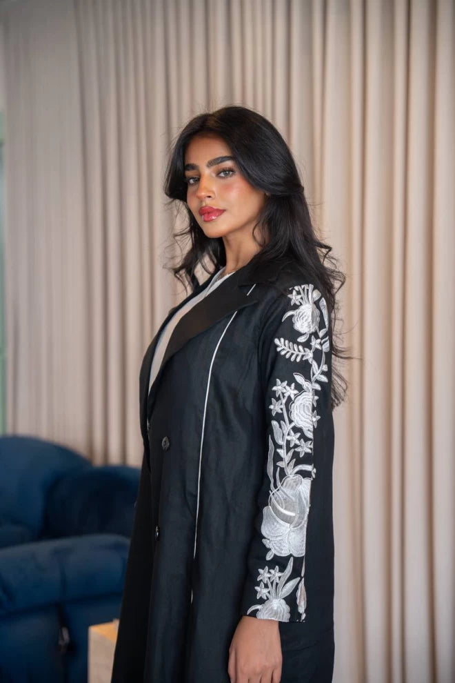 عباية بليزر من الكتان الطبيعي باللون الأسود مع تطريز C:IB331 أسود 