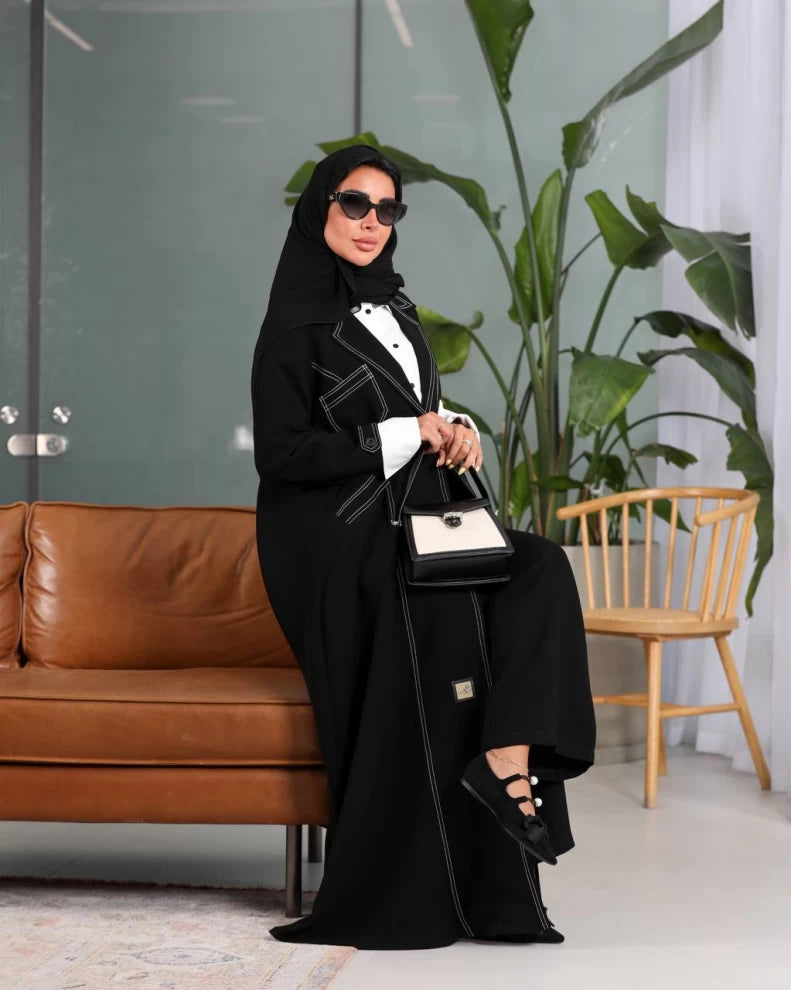 عباية كريب سوداء مع تطريز أبيض من الأمام IB209 
