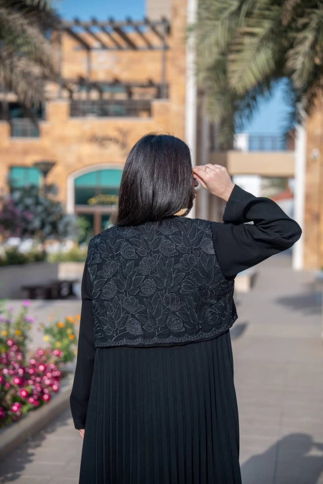 عباية من الكريب الكوبي مع بوليرو من الدانتيل الأسود C:IB311 