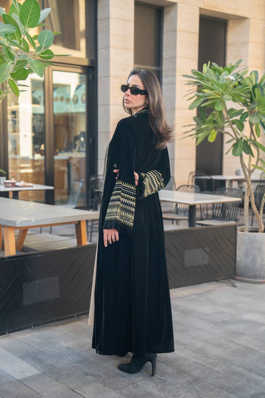 عباية مخمل باللون الاسود مع تطريز . C:IB358 