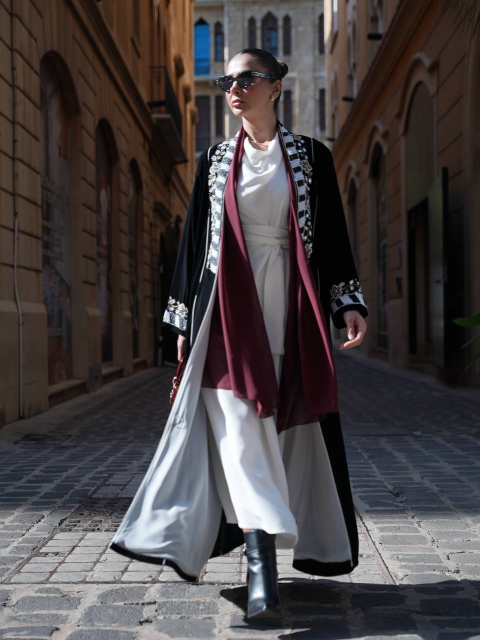 عباية مخمل باللون الاسود مع شك يدوي . C:IB362