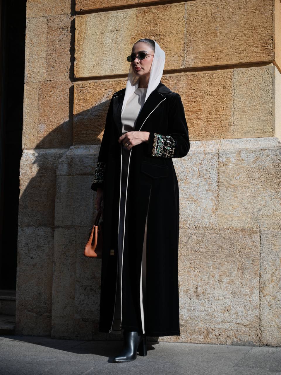 عباية بليزر مخمل باللون الاسود مع شك يدوي . C:IB363