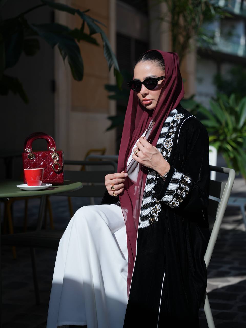 عباية مخمل باللون الاسود مع شك يدوي . C:IB362