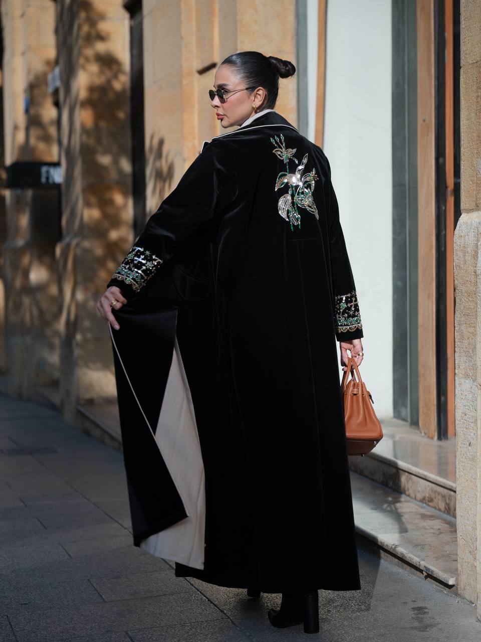 عباية بليزر مخمل باللون الاسود مع شك يدوي . C:IB363