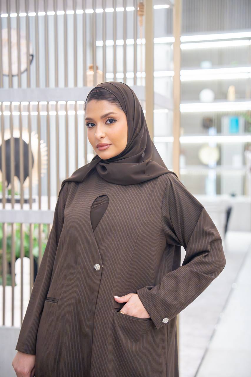 عباية بخام كريب مقلم ، باللون البني الكلاسيكي C:IB345 