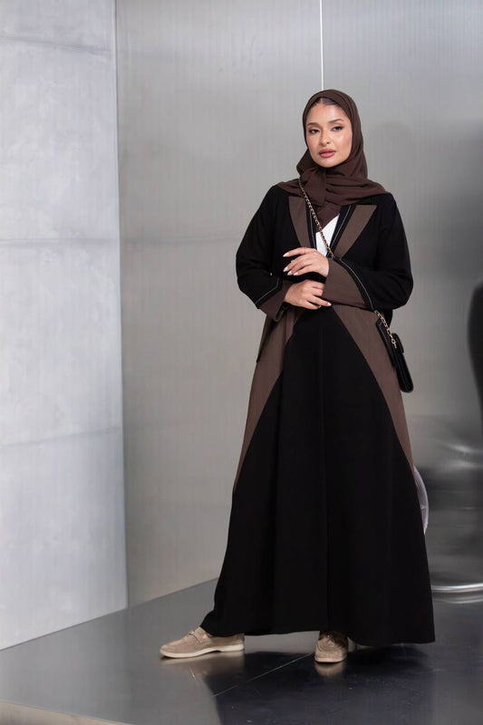 عباية بليزر بخام كريب ، باللون الاسود مع تفاصيل باللون البني  C:IB347 