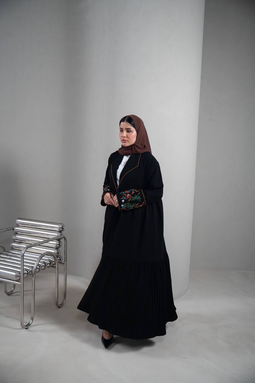 عباية بليزر بخام كريب ، باللون الاسود مع تطريز  C:IB349