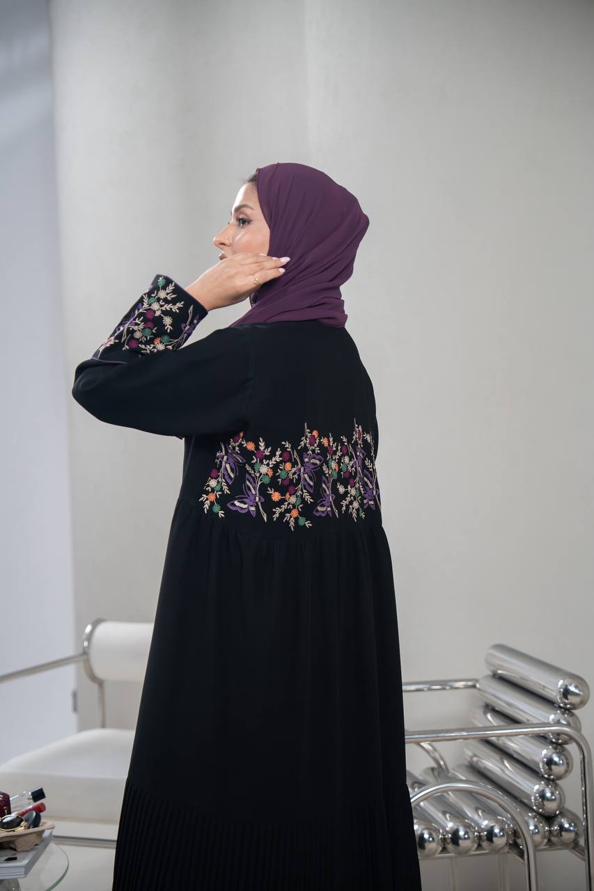 عباية بليزر بخام كريب باللون الاسود مع تطريز C:IB350