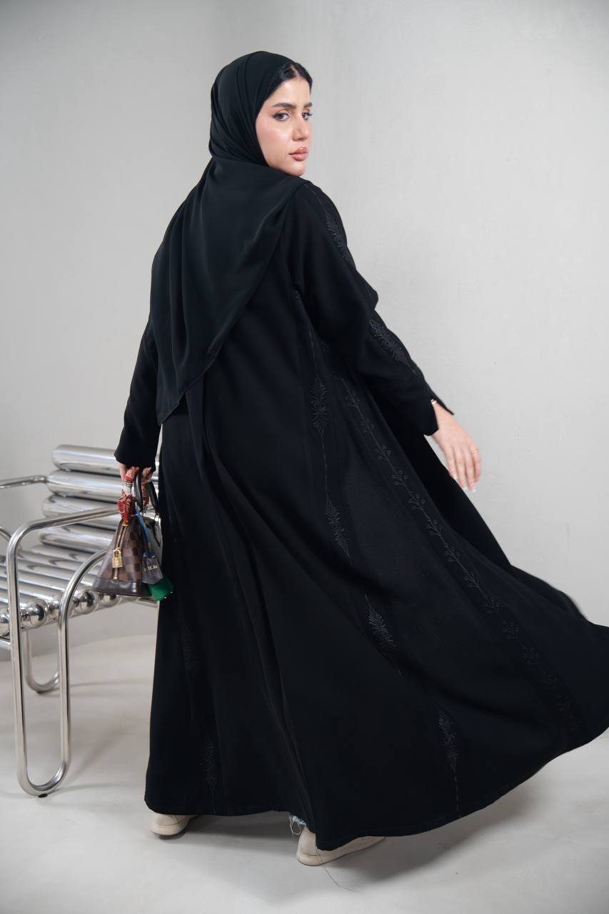 عباية بخام كريب، باللون الاسود مع تطريز   C:IB351