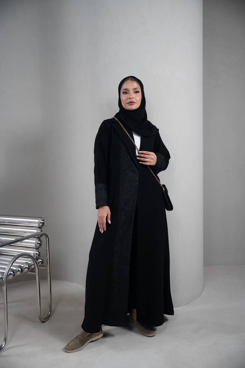 عباية بخام كريب ، باللون الاسود مع تطريز C:IB352