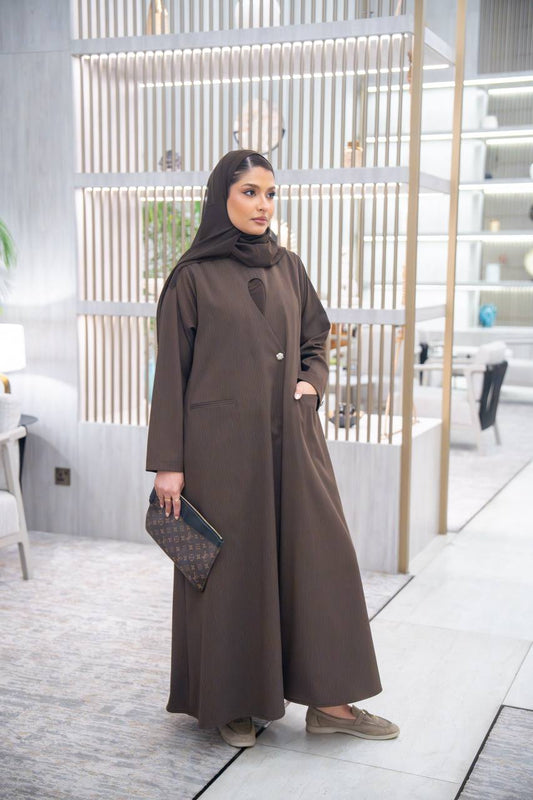 عباية بخام كريب مقلم ، باللون البني الكلاسيكي C:IB345 