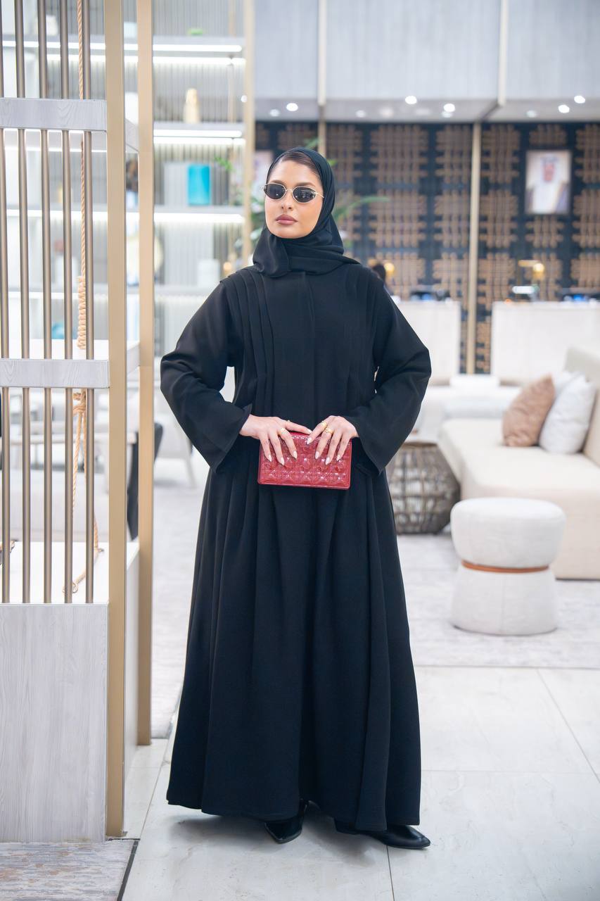 عباية بخام كريب باللون الاسود مع كسرات  C:IB346 