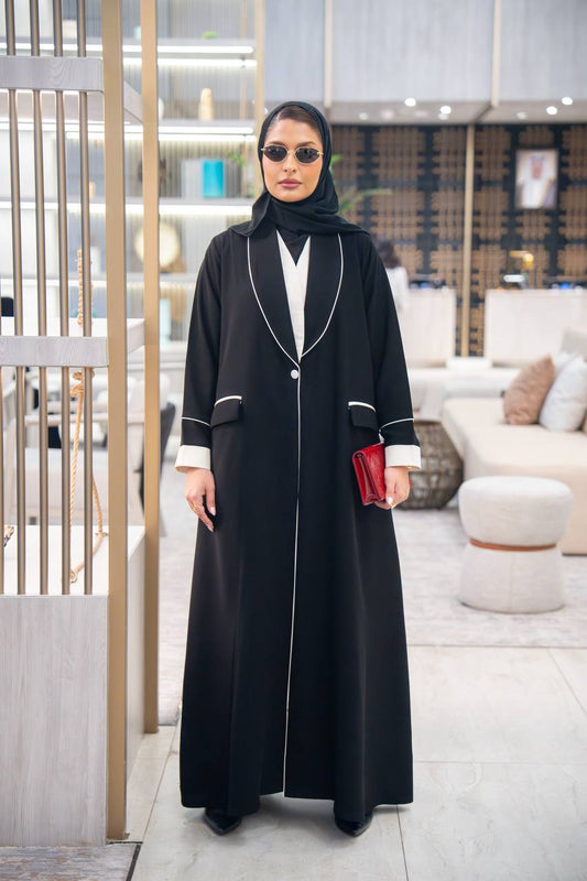 عباية بليزر بخام كريب كوبا باللون الاسود مع تفاصيل باللون الابيض C:IB340