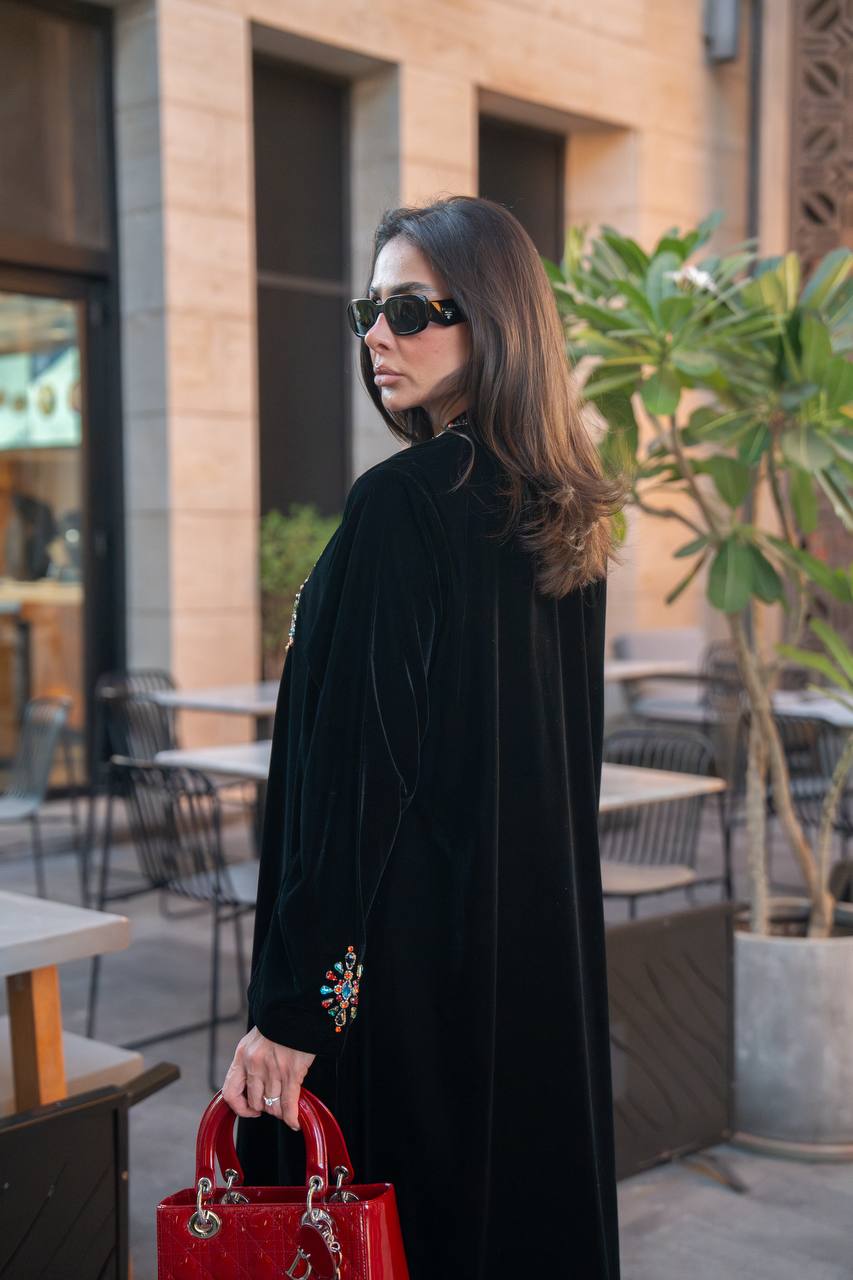 عباية مخمل باللون الاسود مع شك يدوي  . C:IB361 