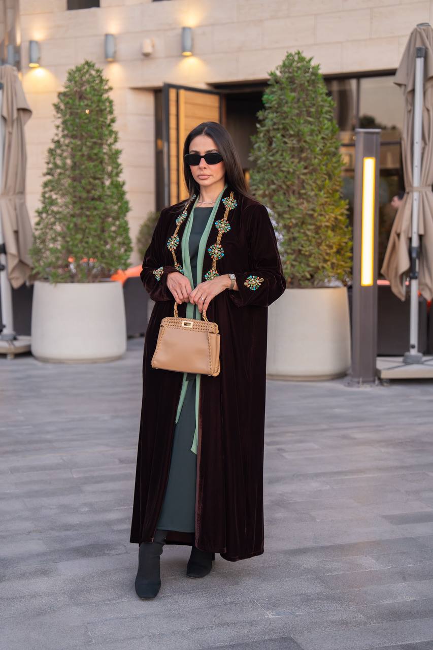 عباية مخمل باللون البني مع شك يدوي , C:IB361 