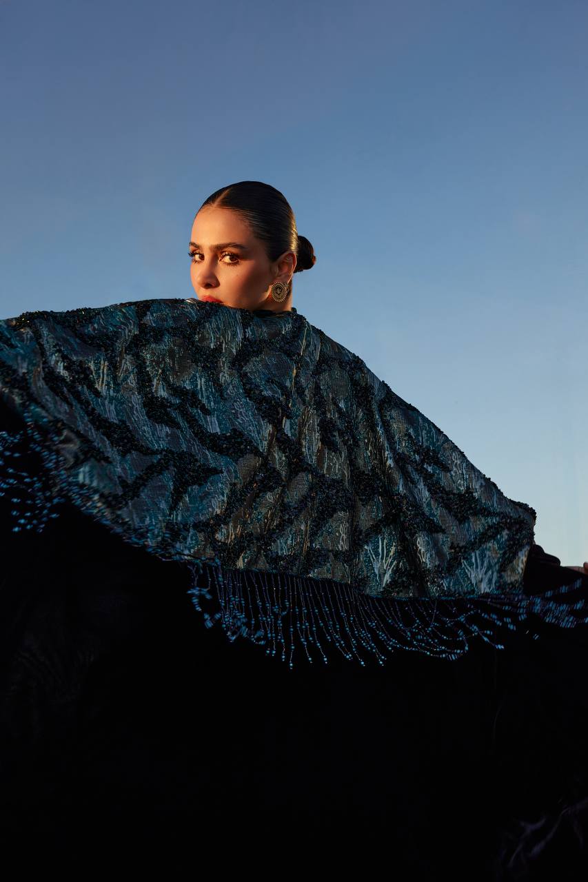 A bisht and dress set, made of velvet and jacquard fabric with hand-stitched details.C:373