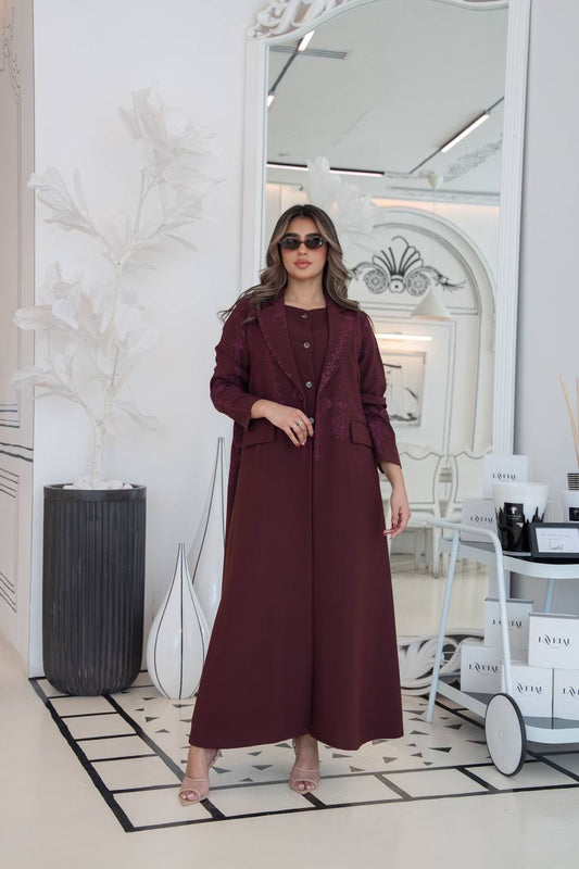 عباية بليزر كريب باللون العنابي مع تطريز . C:383