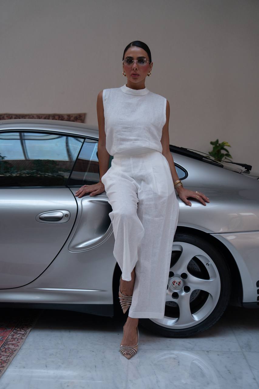 A blouse and pants set, linen in white.C:1112