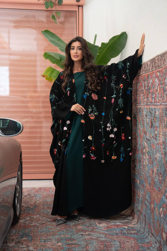 عباية بشت لينن باللون الاسود مع تطريز. C:419