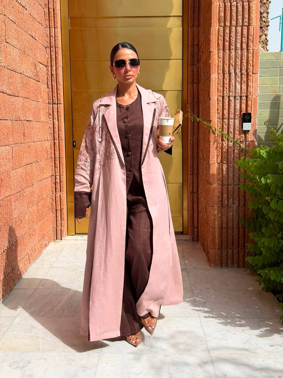 Flesh-colored linen blazer abaya with embroidery.C:412