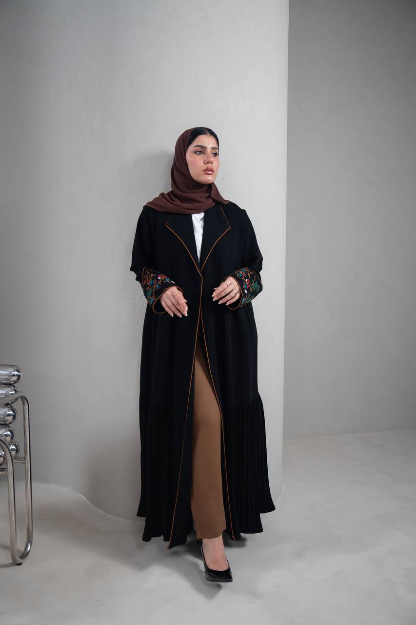 عباية بليزر بخام كريب ، باللون الاسود مع تطريز  C:IB349