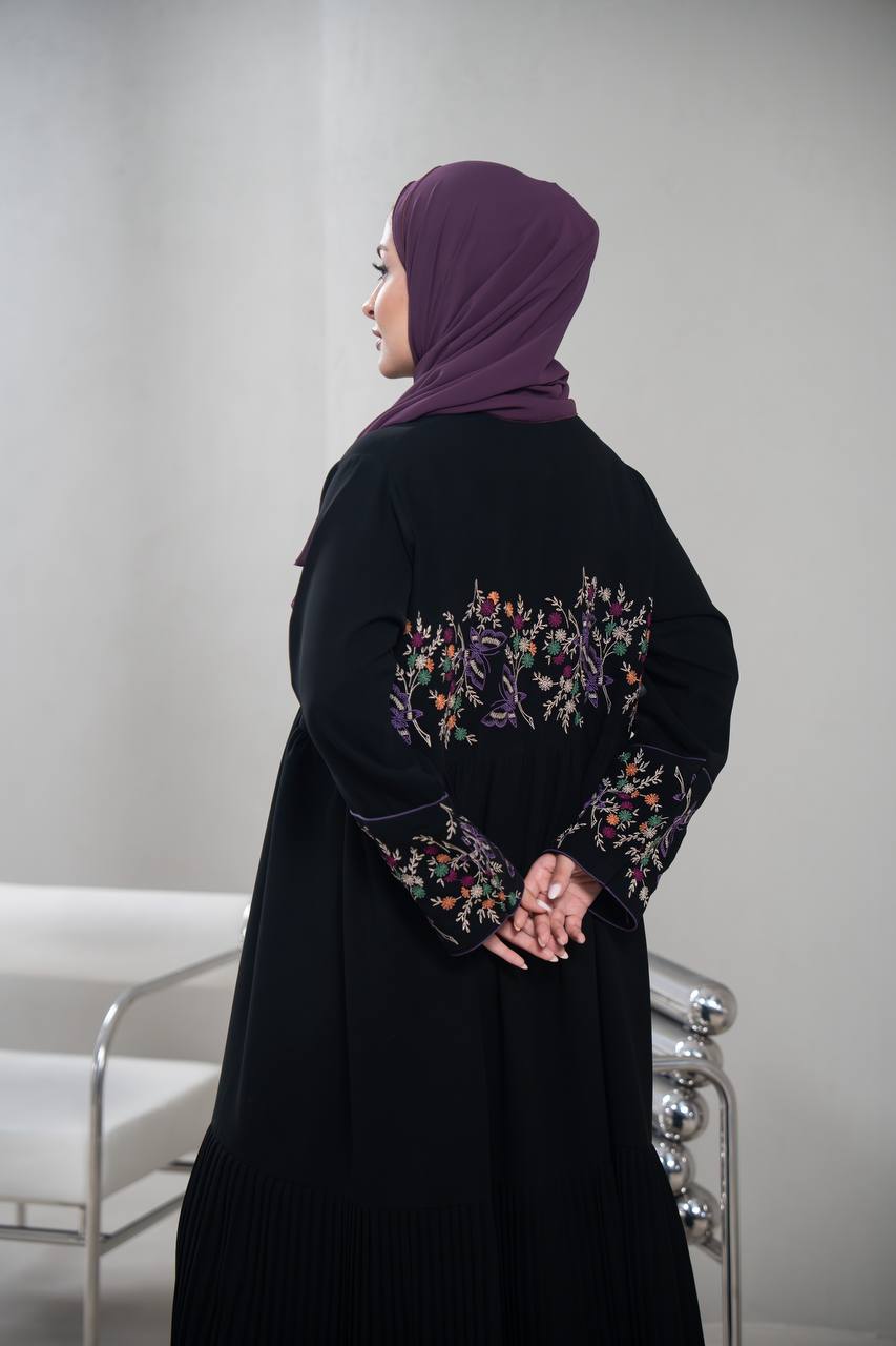عباية بليزر بخام كريب باللون الاسود مع تطريز C:IB350