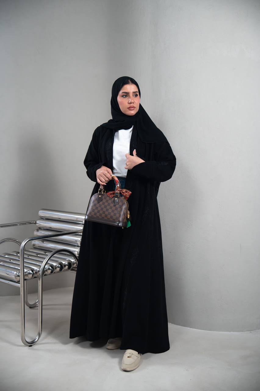 عباية بخام كريب، باللون الاسود مع تطريز   C:IB351