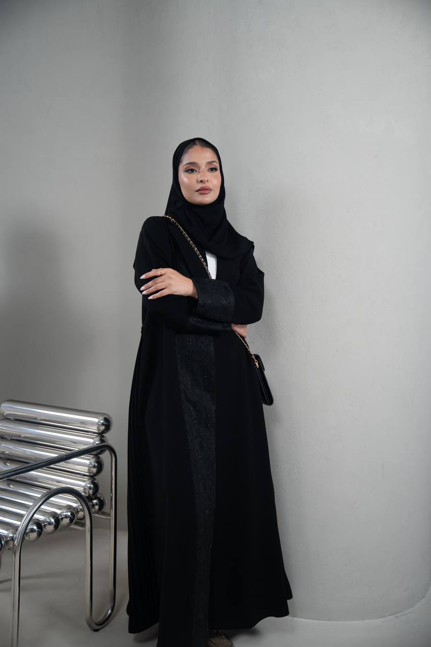 عباية بخام كريب ، باللون الاسود مع تطريز C:IB352