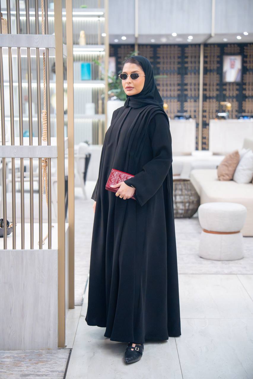 عباية بخام كريب باللون الاسود مع كسرات  C:IB346 