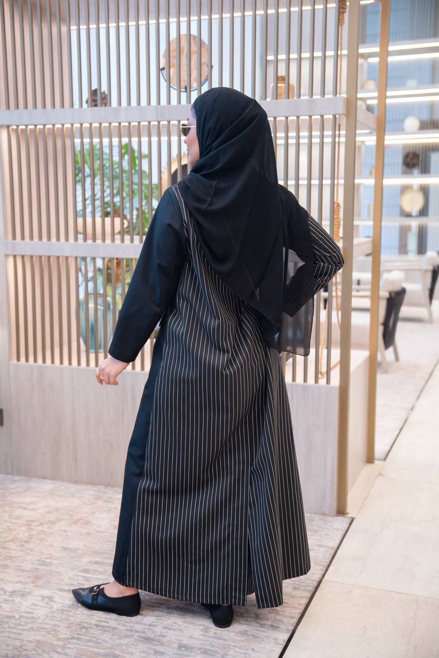 عباية بليزر بخام كريب المقلم باللون الاسود C:IB348