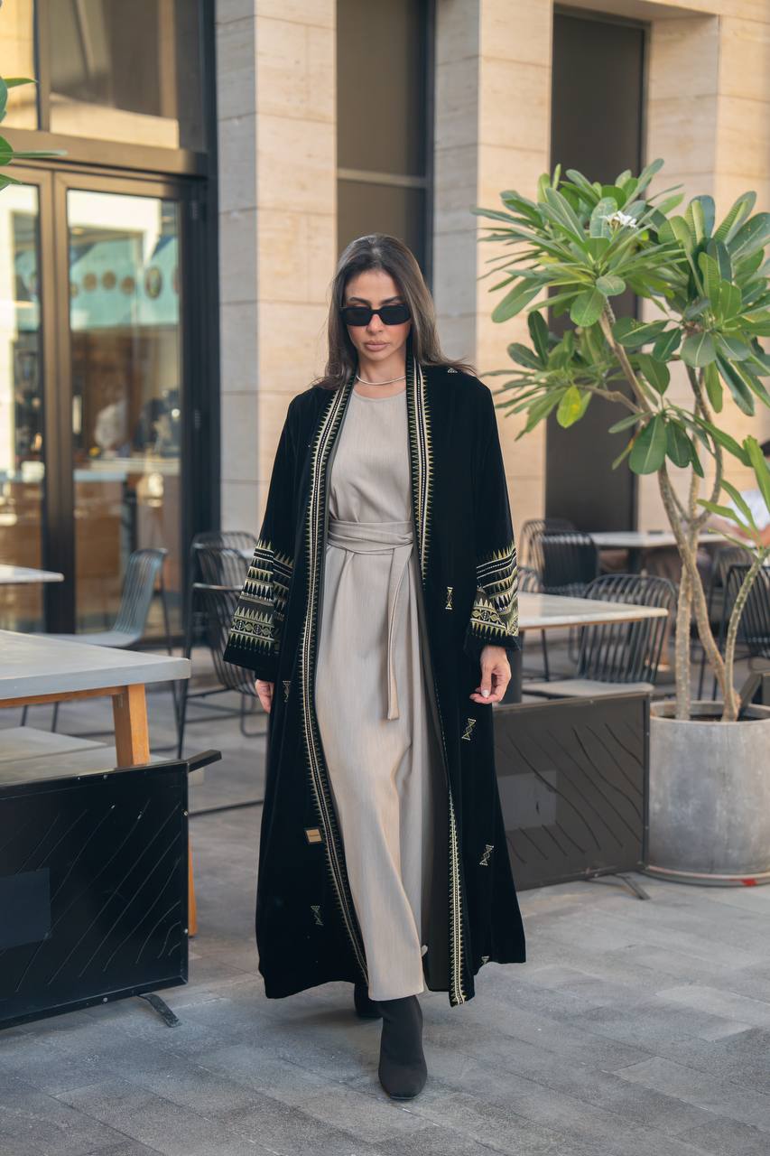 عباية مخمل باللون الاسود مع تطريز . C:IB358 