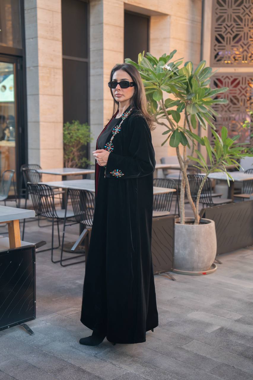 عباية مخمل باللون الاسود مع شك يدوي  . C:IB361 