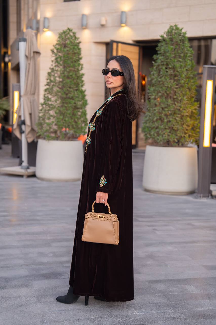 عباية مخمل باللون البني مع شك يدوي , C:IB361 