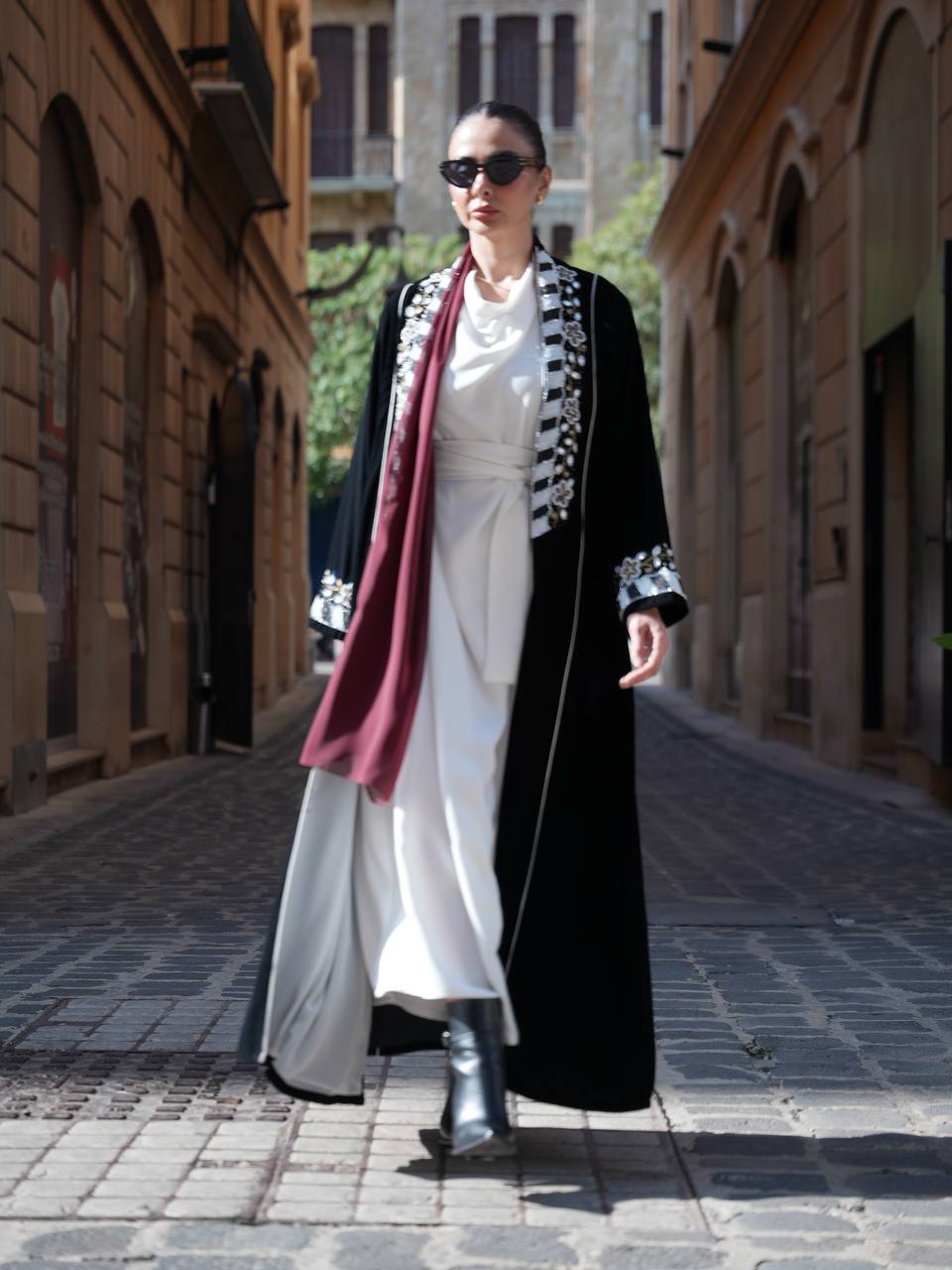 عباية مخمل باللون الاسود مع شك يدوي . C:IB362