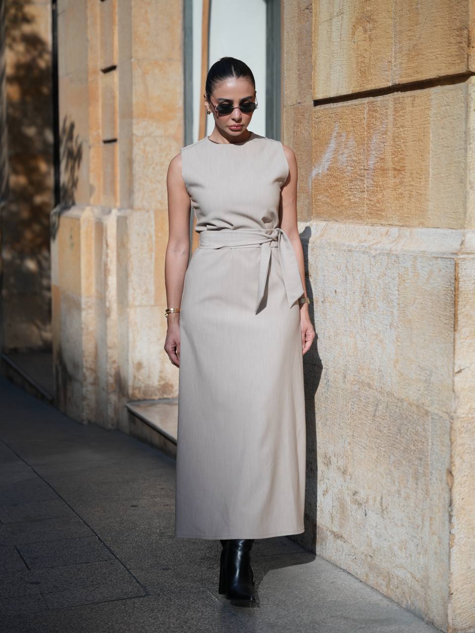 فستان كريب باللون البيج . C:IB1098