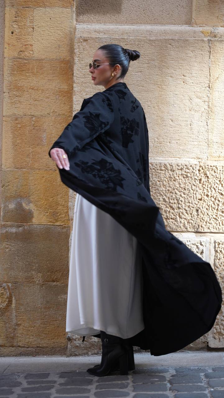 عباية كريب منقوش بالمخمل باللون الاسود . C:IB366