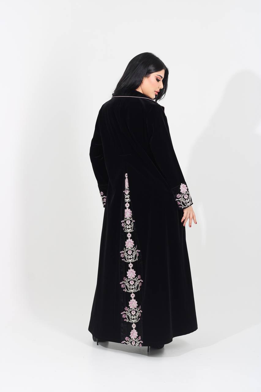 عباية بليزر مخمل باللون الاسود مع تطريز 