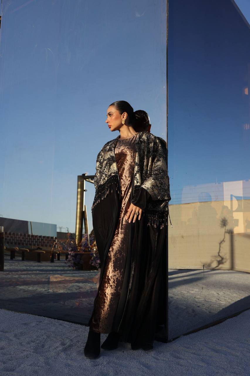 A bisht with a dress, made of jacquard and velvet with hand-stitched details.C:373